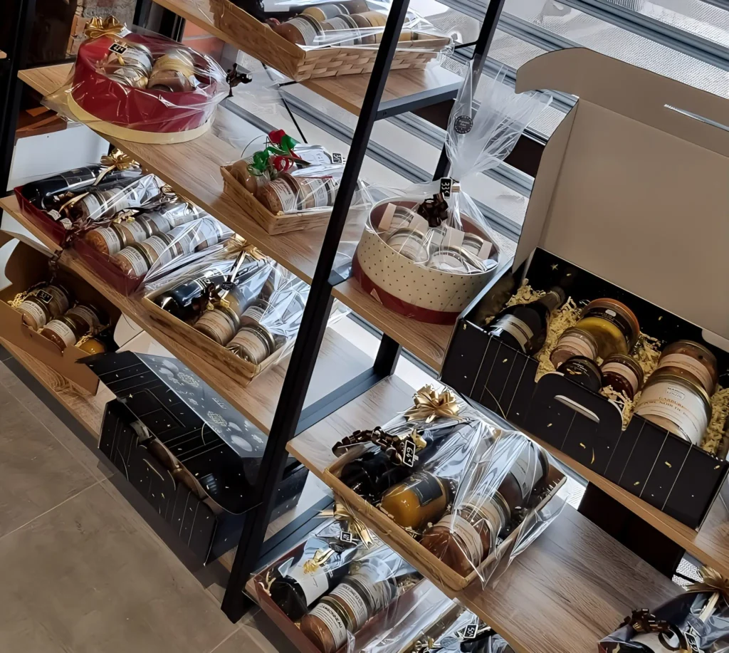 Cestas gourmet: estuches regalo personalizados destinados a ayuntamientos, colectividades, CCAS y COS