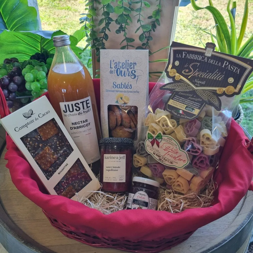 panier cadeaux mixte avec confiture, chocolats, gâteaux, jus de fruit artisanal, produits italiens