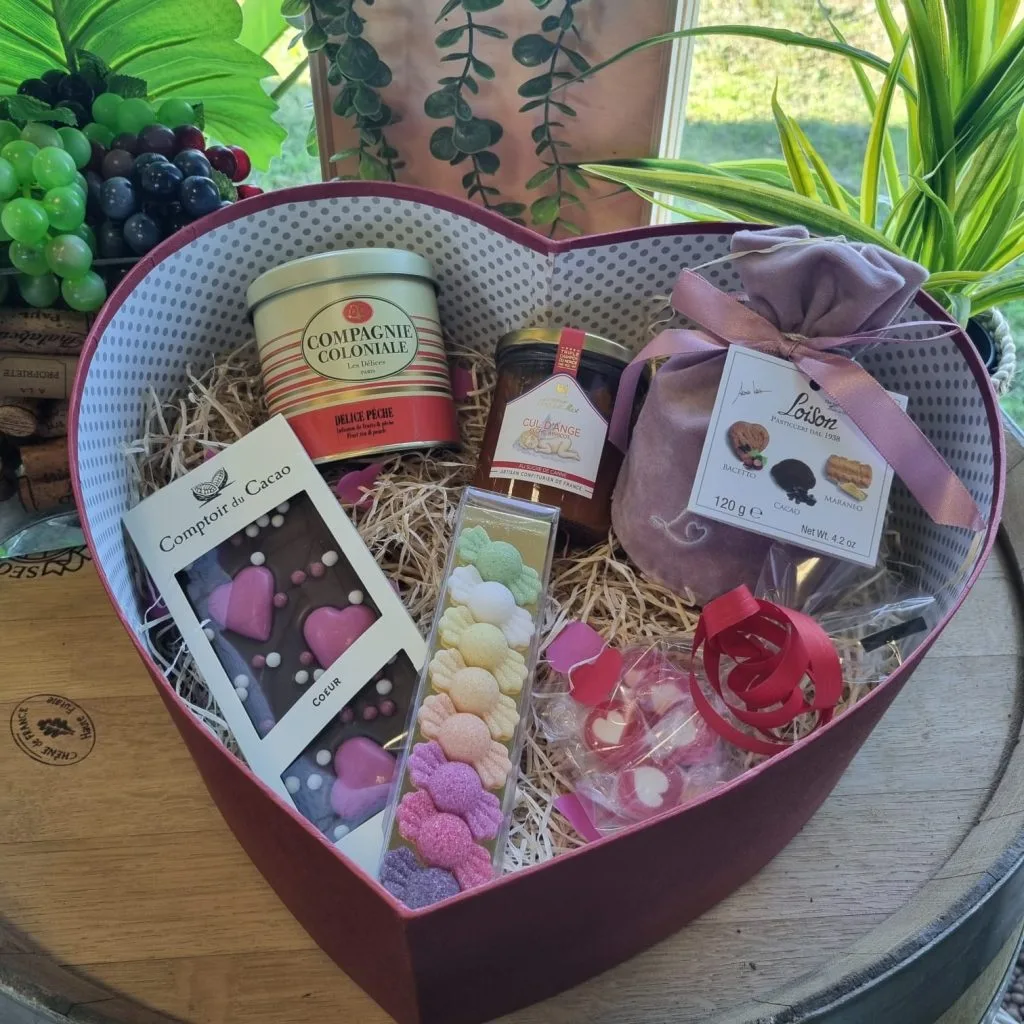 coffret coeur gourmand avec thé, sucreries, gâteaux secs, chocolats et confiture