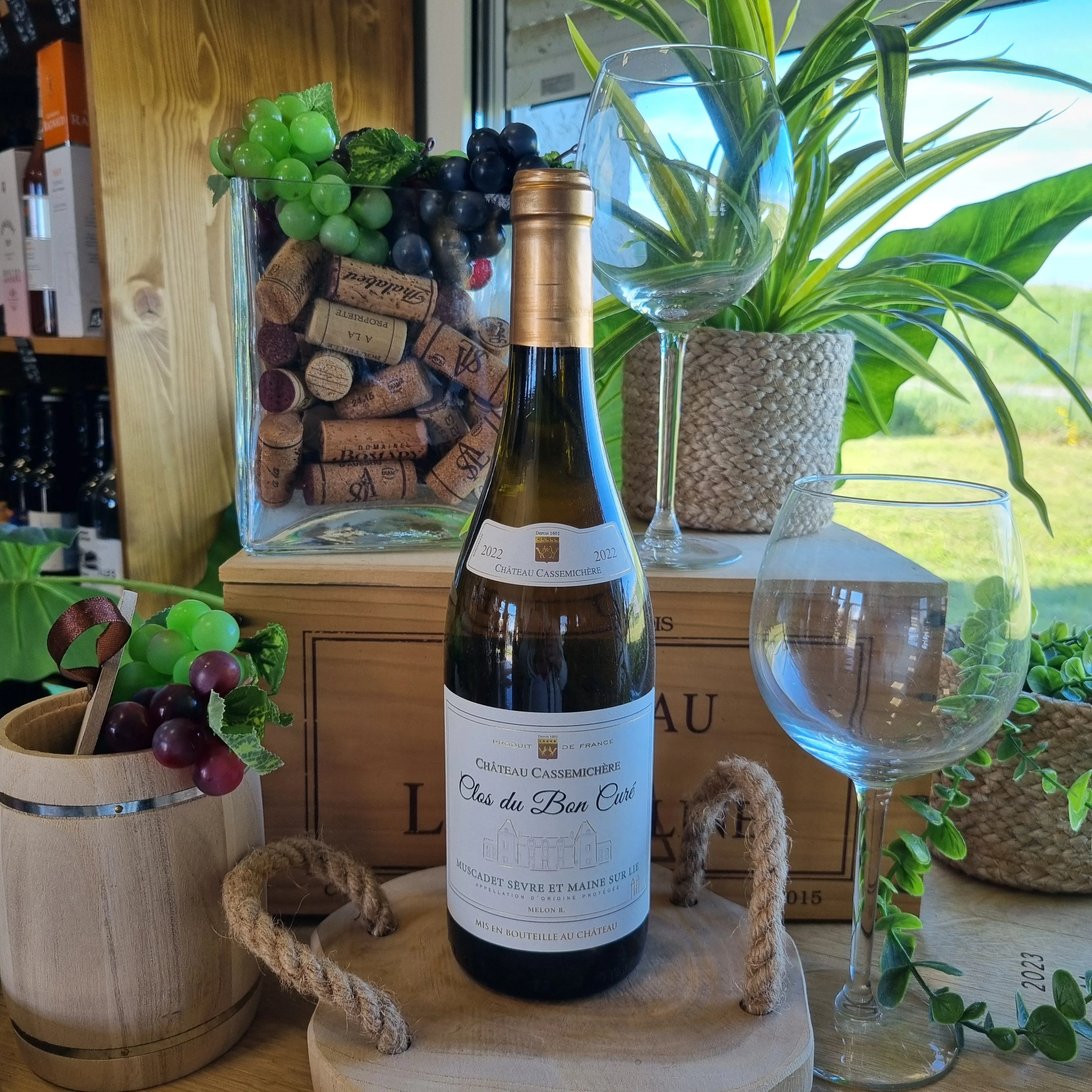 Bouteille de vin blanc clos du bon curé château cassemichère